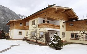 Apartment With A Joint Pool In Watring